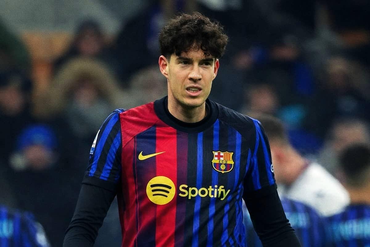 Bastoni con maglia Inter e Barcellona