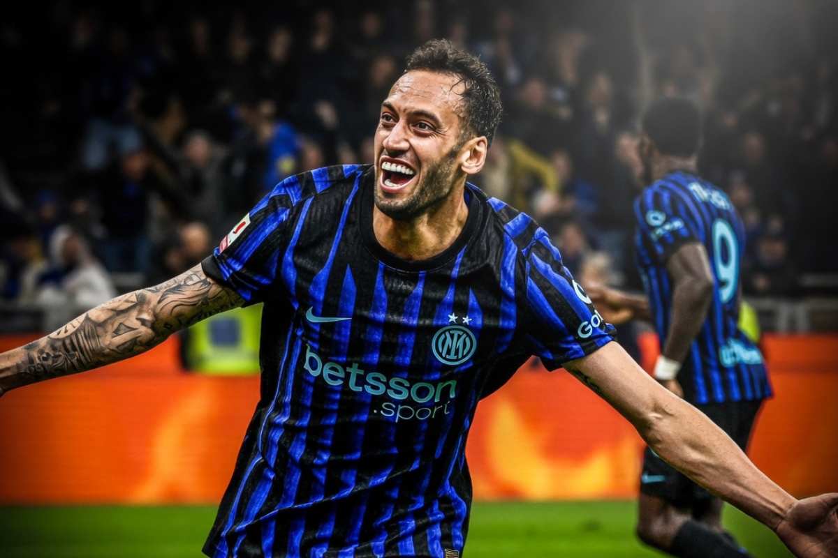 Calhanoglu esulta dopo il gol del 2-2 al Como