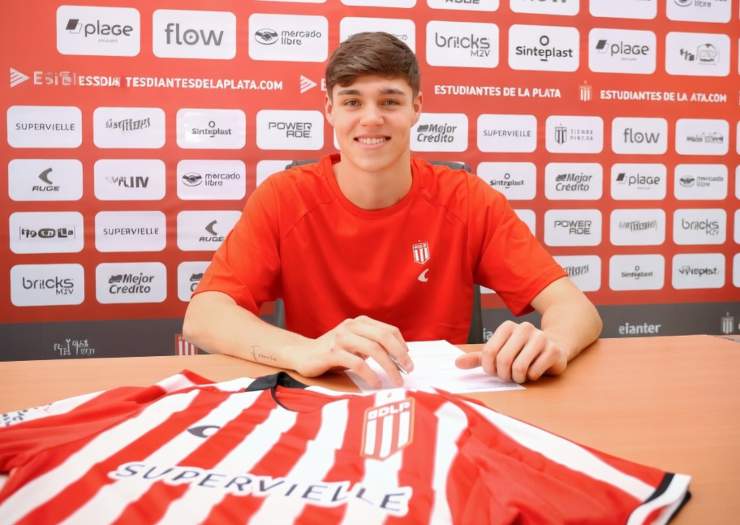 Palacios dopo la firma con l'Estudiantes