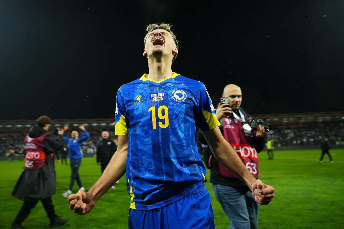 Alajbegovic esulta con la maglia della Bosnia