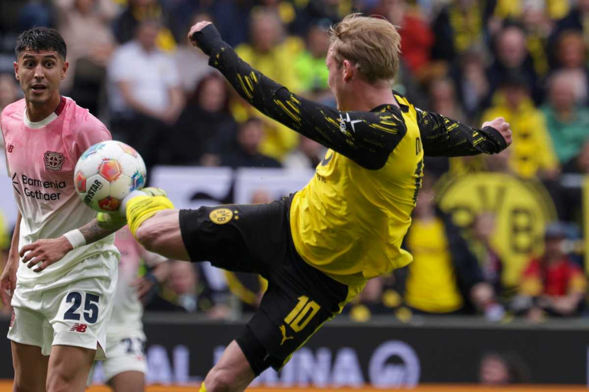 Julian Brandt calcia al volo