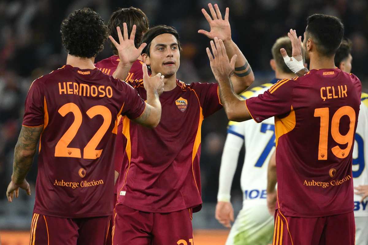 Dybala esulta con Hermoso e Celik