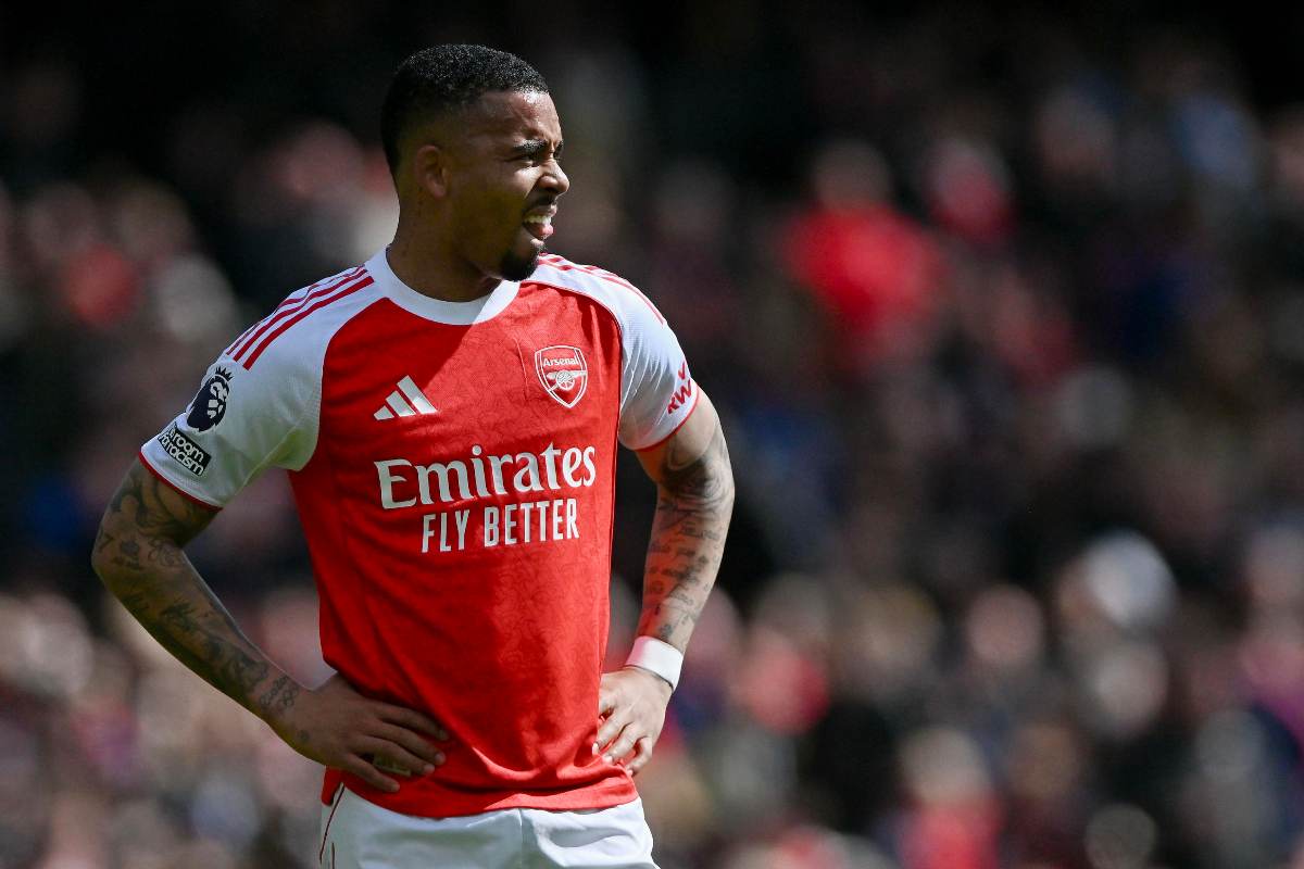 Gabriel Jesus perplesso in maglia Arsenal