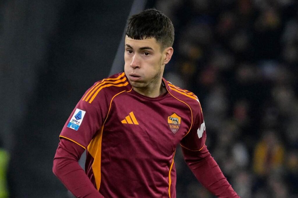 Matias Soulé sbuffa con la maglia della Roma