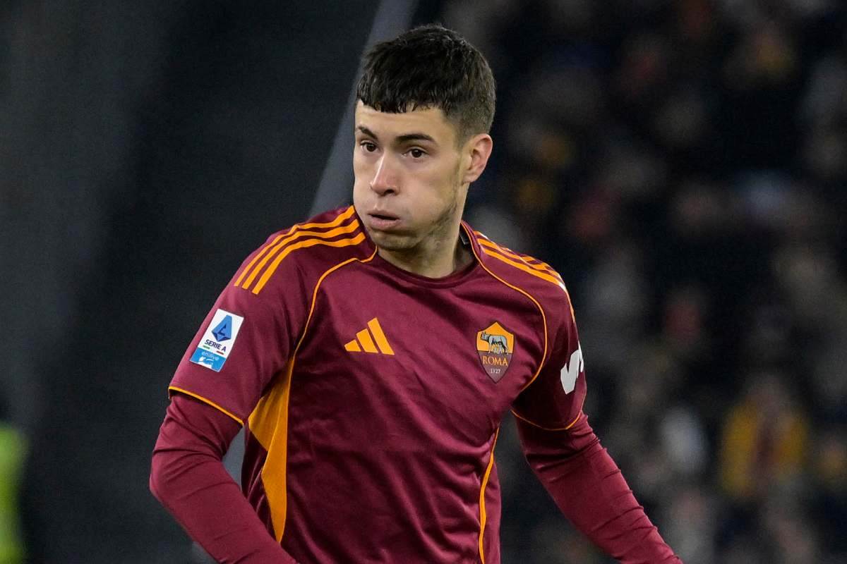 Matias Soulé sbuffa con la maglia della Roma