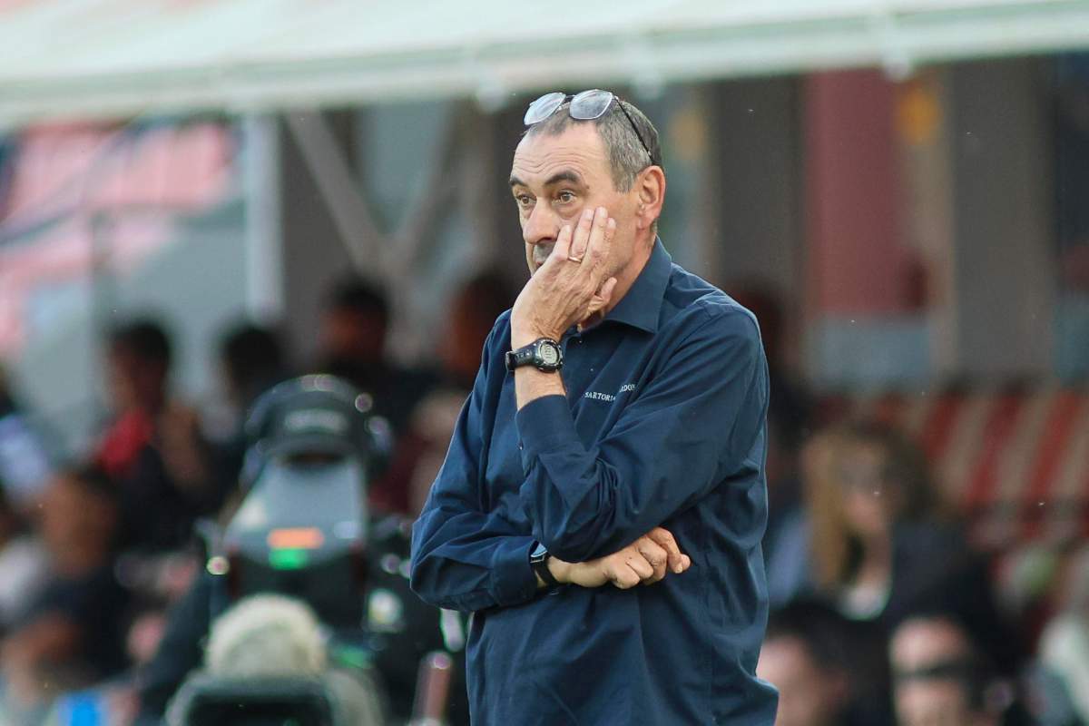 Maurizio Sarri perplesso a bordo campo