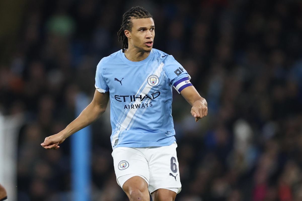 Nathan Aké con la fascia da capitano del Manchester City