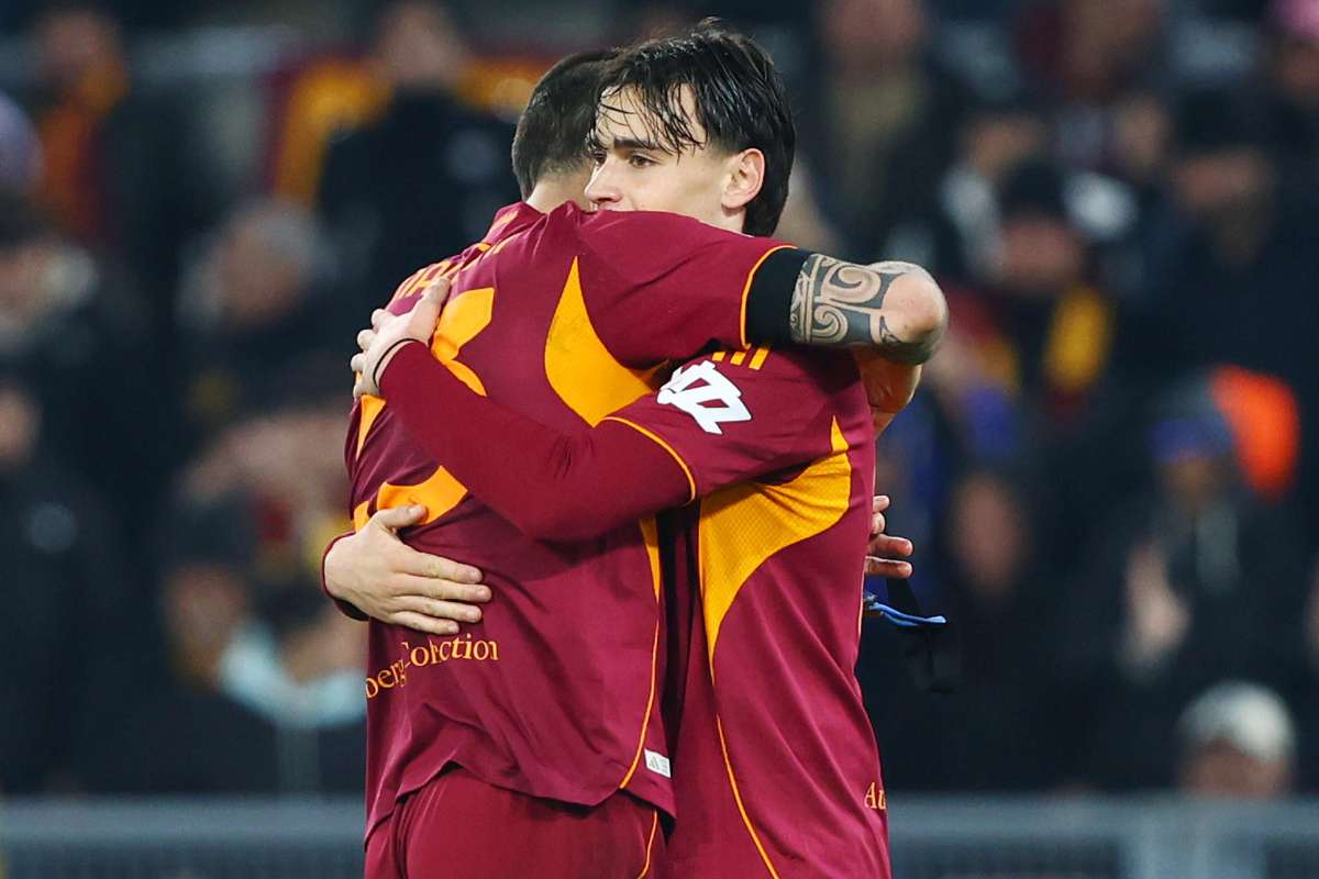Niccolò Pisilli abbraccia Mancini dopo un gol