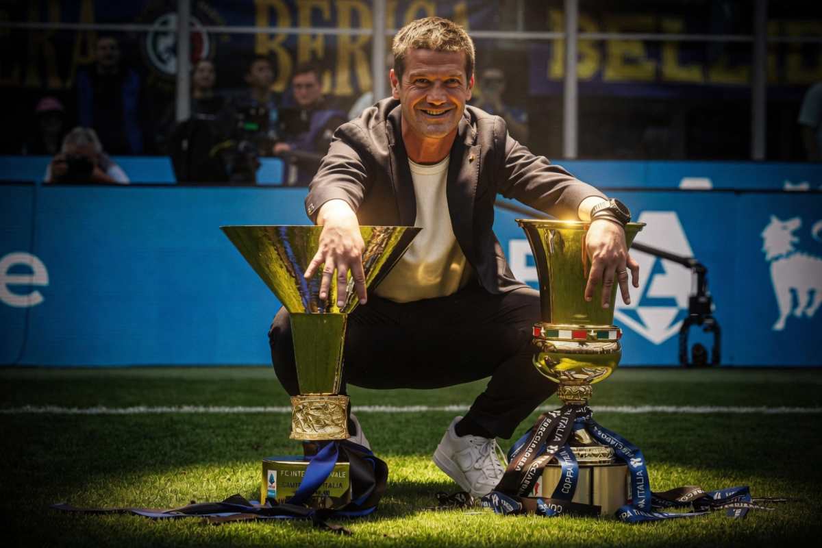 Chivu con Coppa Scudetto e Coppa Italia
