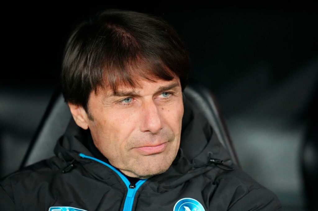 Conte in panchina prima di una gara del Napoli