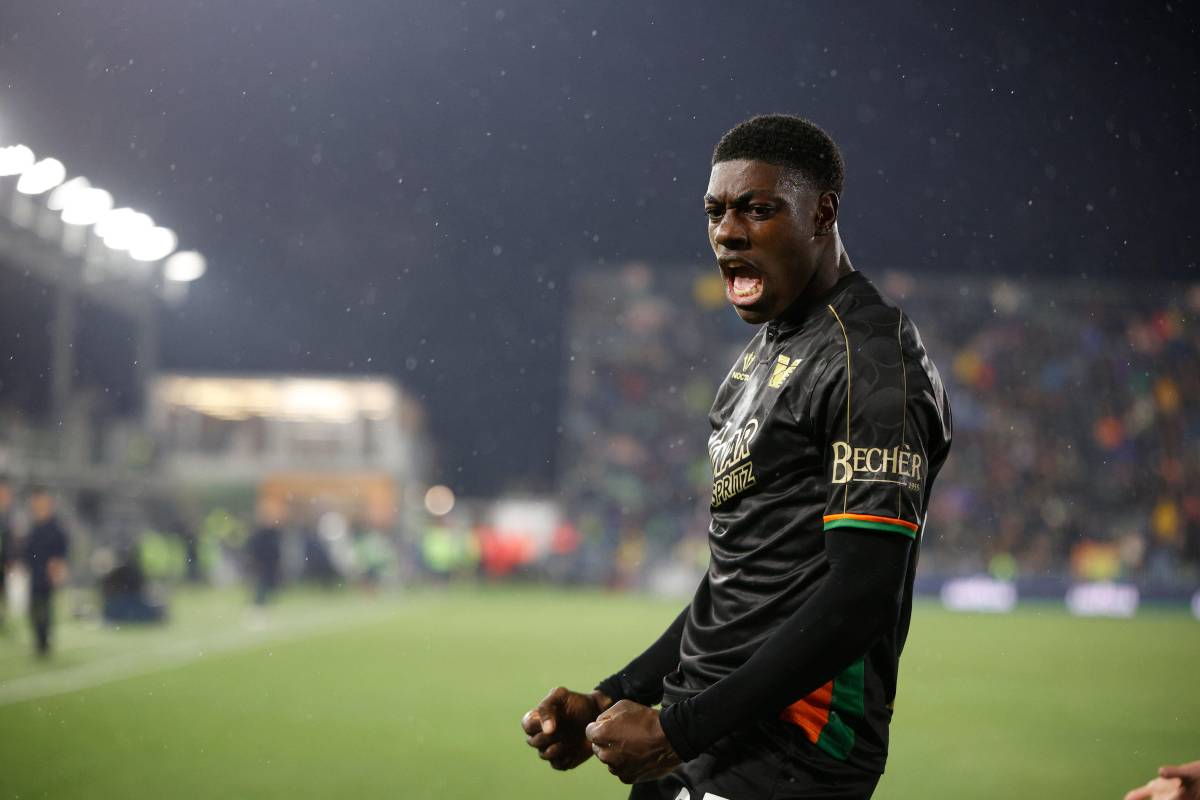 Doumbia esulta dopo un gol col Venezia