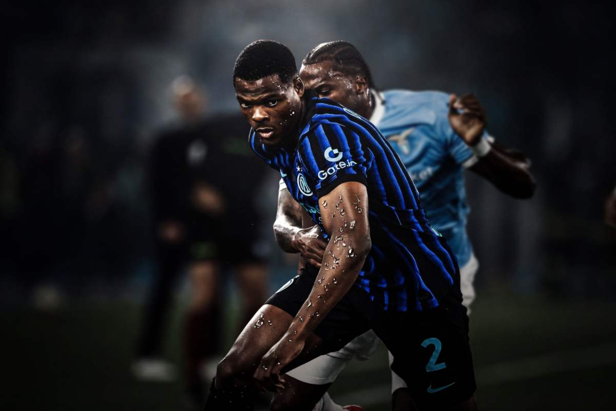 Dumfries in azione durante Lazio-Inter
