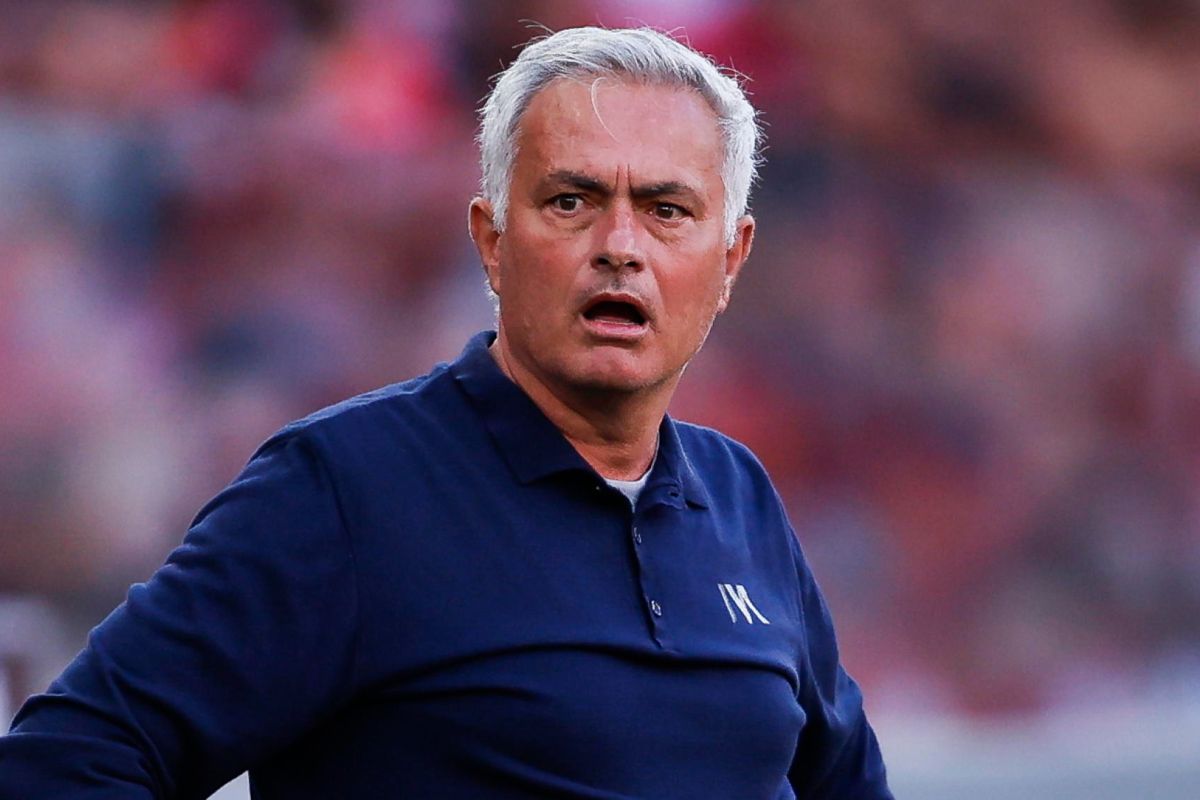 José Mourinho stupito in panchina