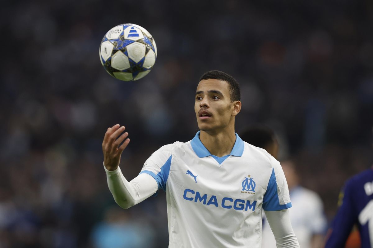 Mason Greenwood gioca con il pallone della Champions