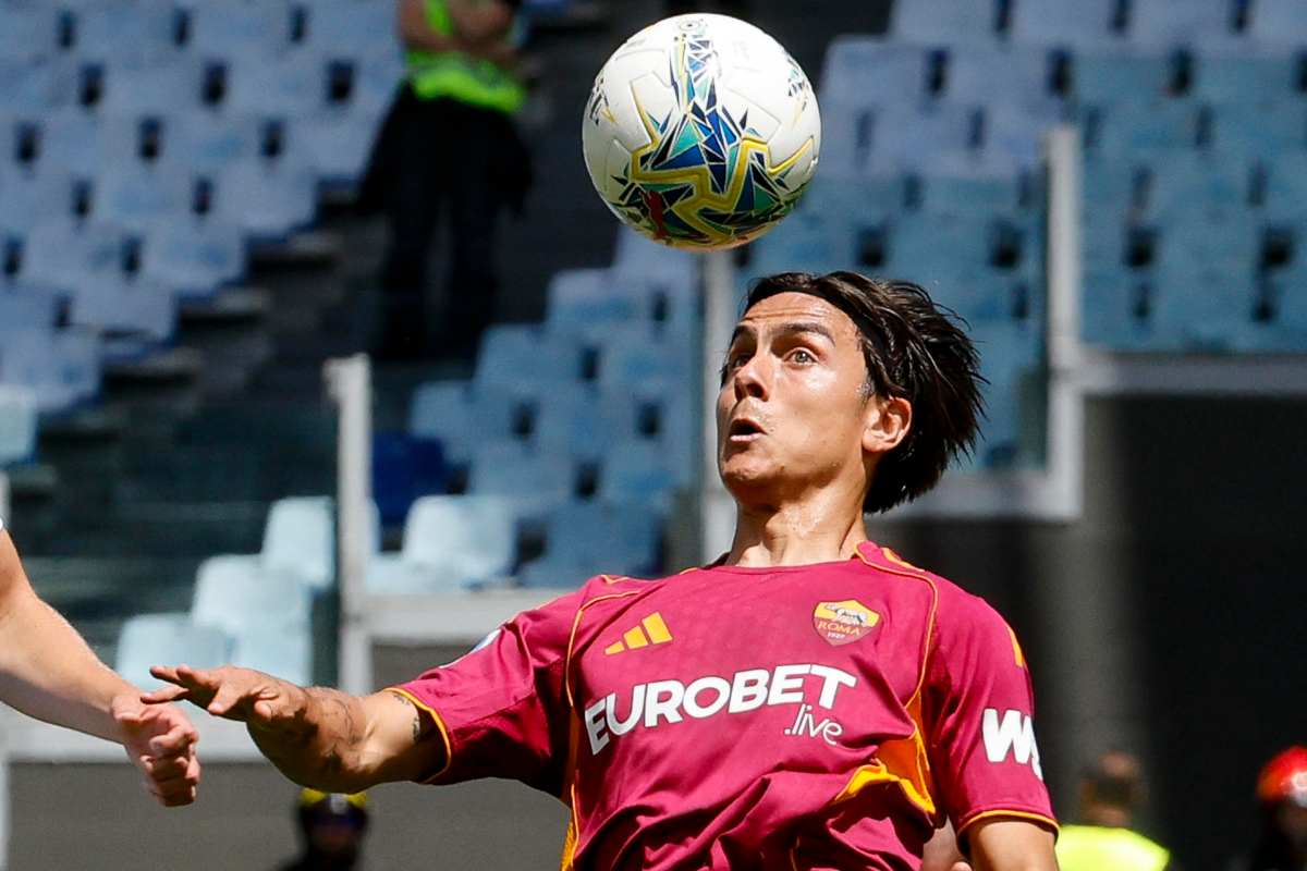 Paulo Dybala controlla palla