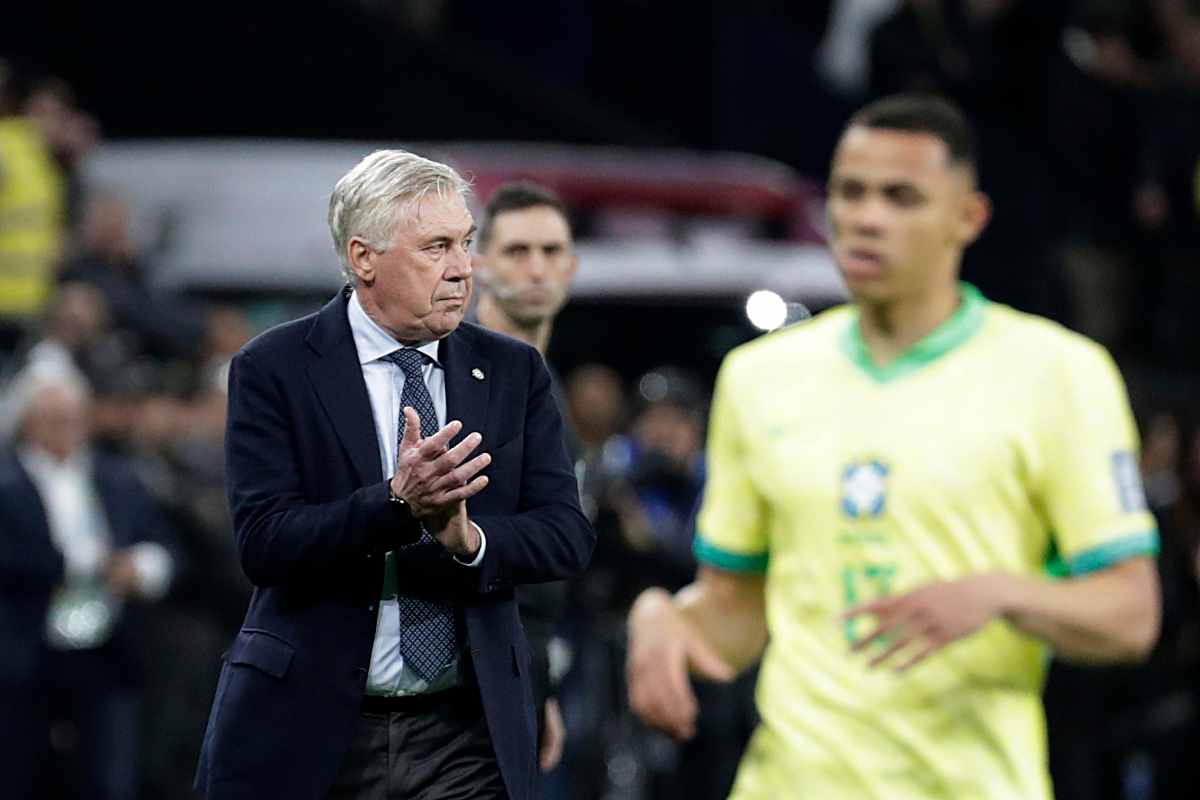 Carlo Ancelotti applaude dalla panchina