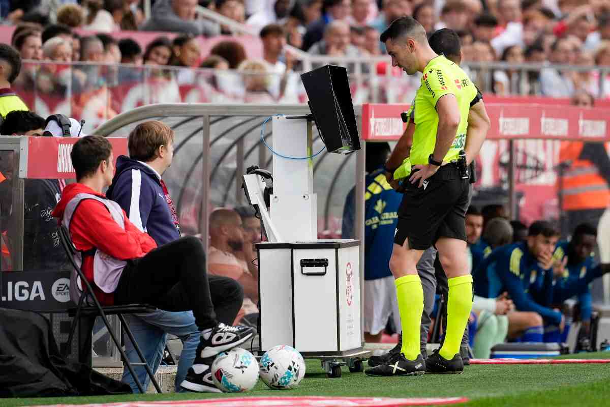 arbitro al VAR