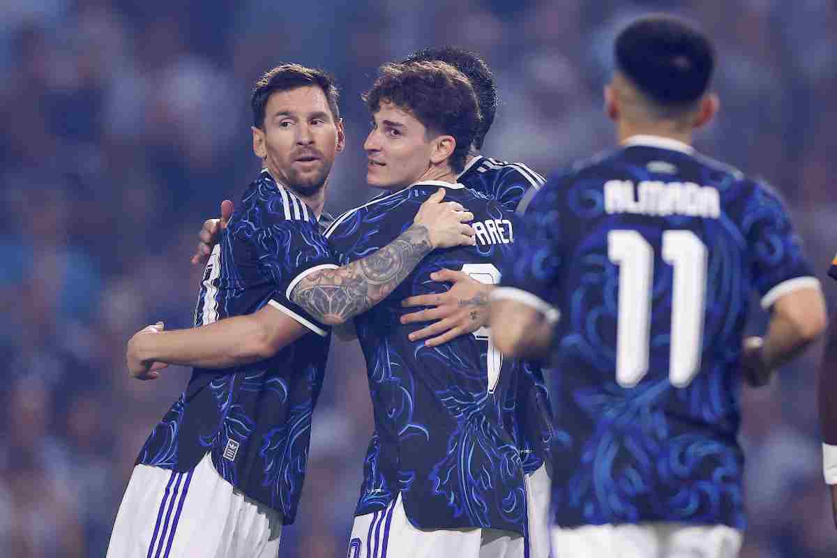 Messi abbraccia Julian Alvarez