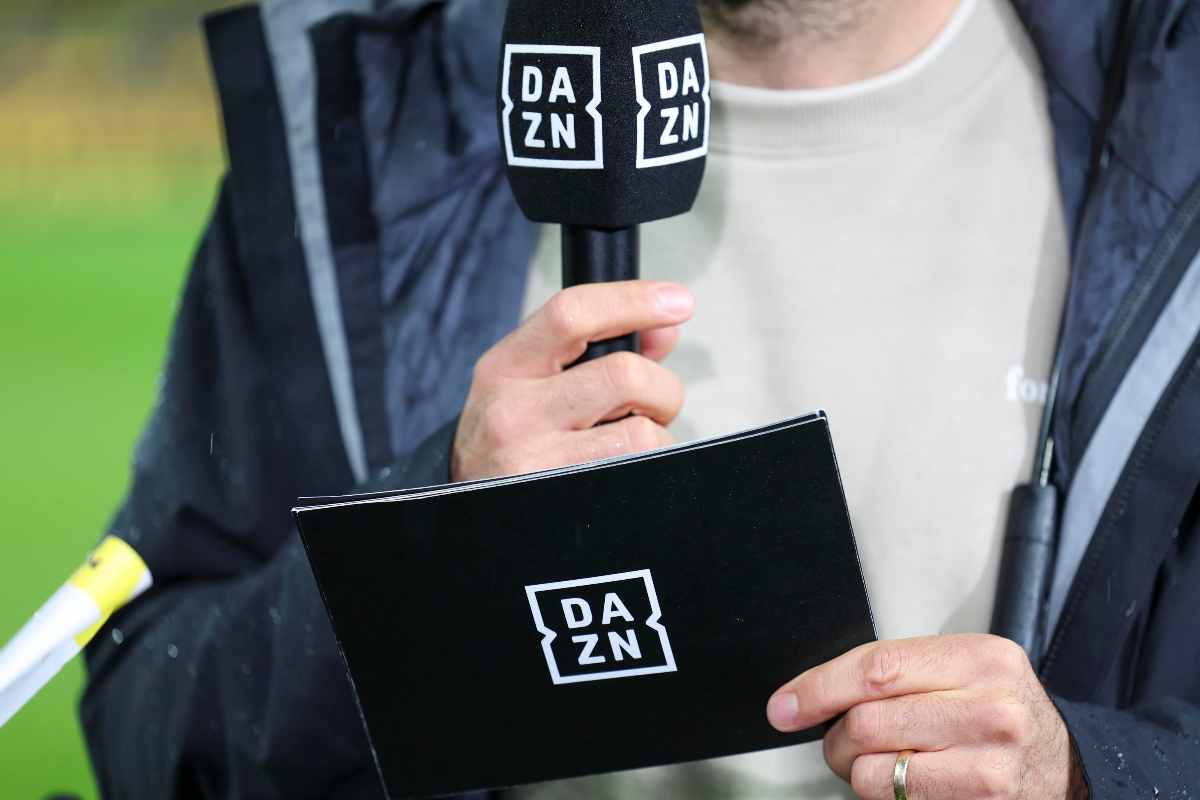 microfono e cartellino DAZN