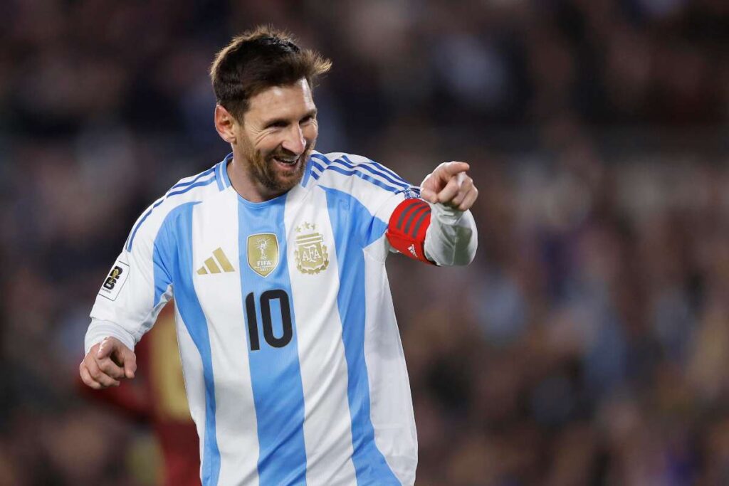 Leo Messi esulta con la maglia dell'Argentina