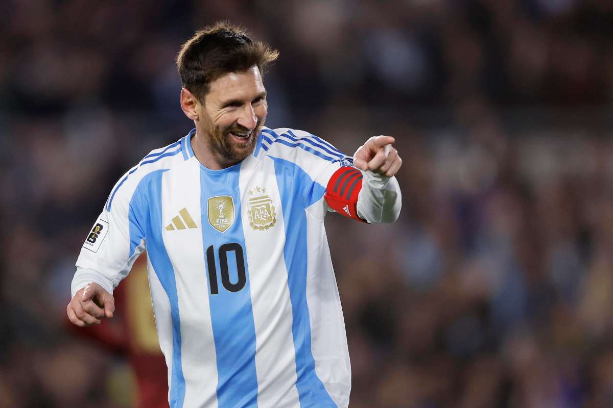 Leo Messi esulta con la maglia dell'Argentina