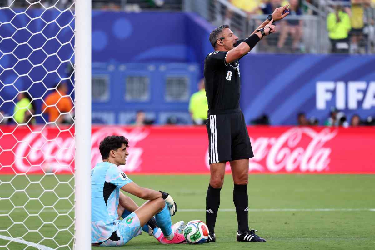 un arbitro impegnato ai Mondiali