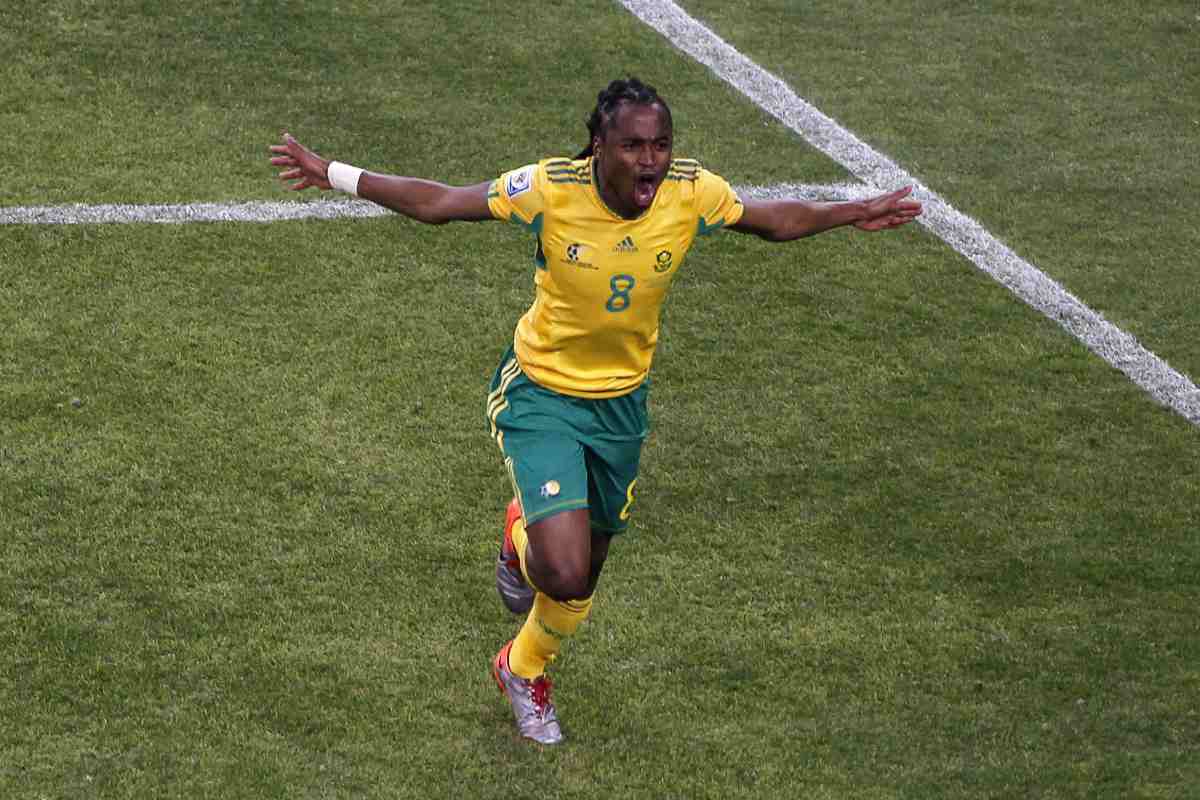Tshabalala esulta dopo il gol in Messico-Sudafrica 2010