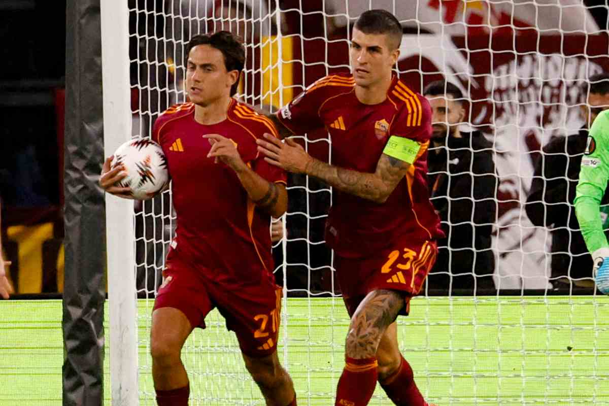 Dybala e Mancini dopo un gol della Roma