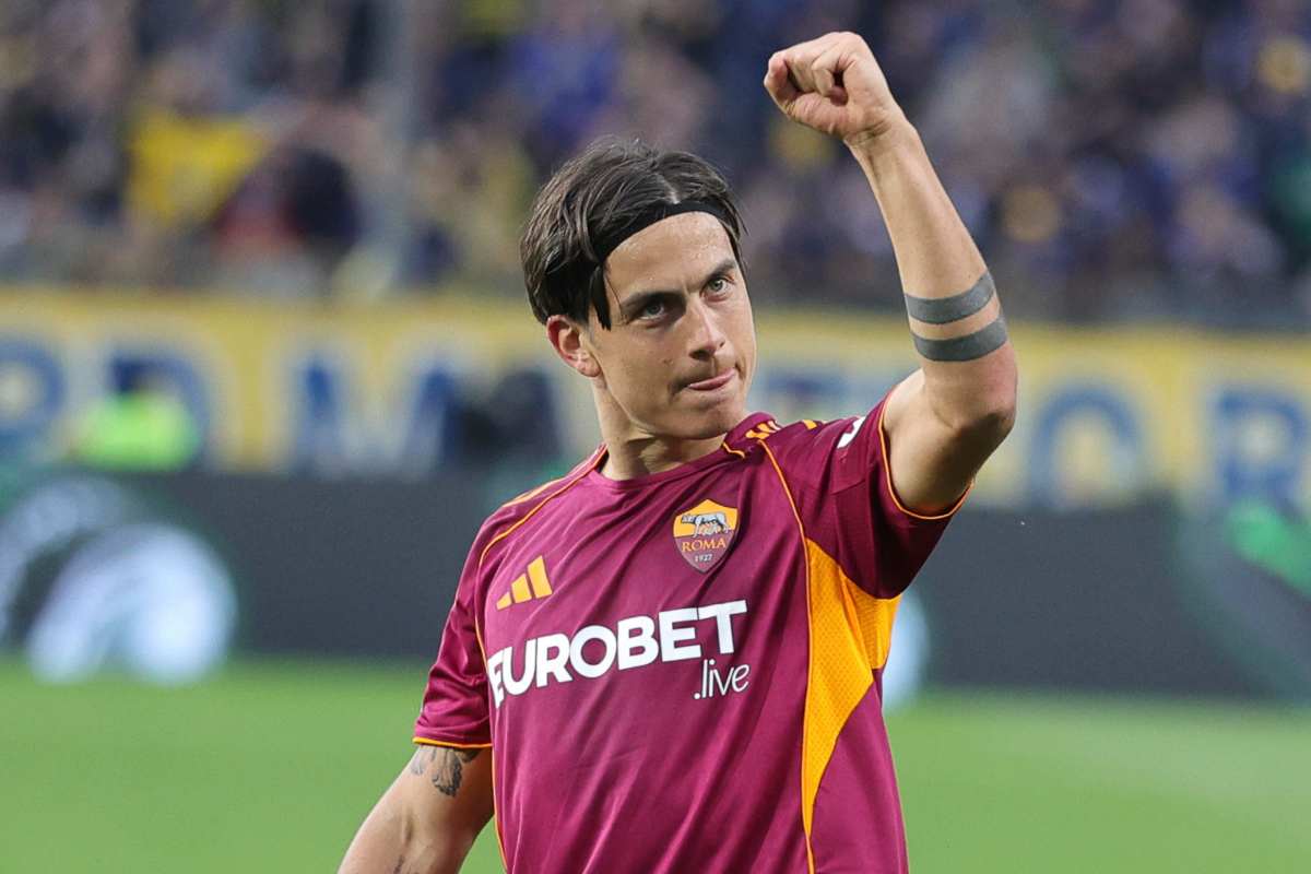 Paulo Dybala esulta con la maglia della Roma