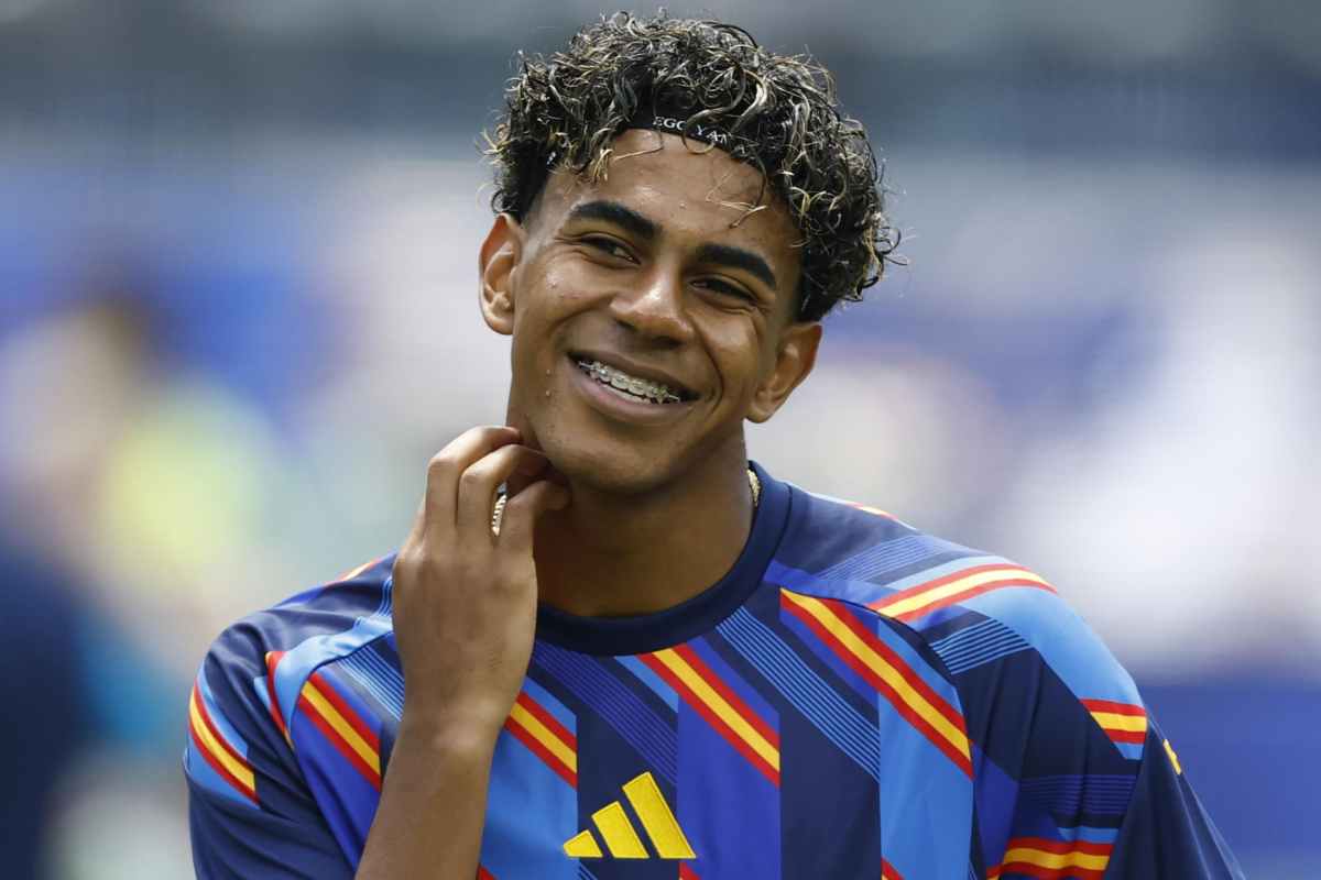 Lamine Yamal sorridente