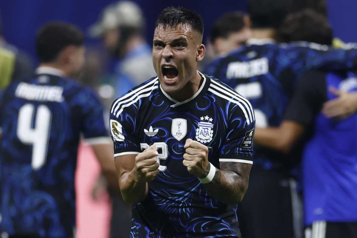Lautaro Martinez esulta con l'Argentina