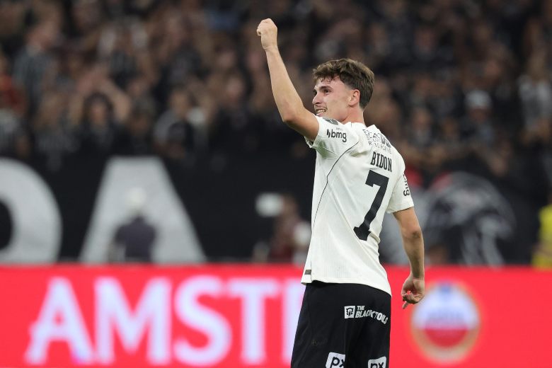 Breno Bidon esulta dopo un gol