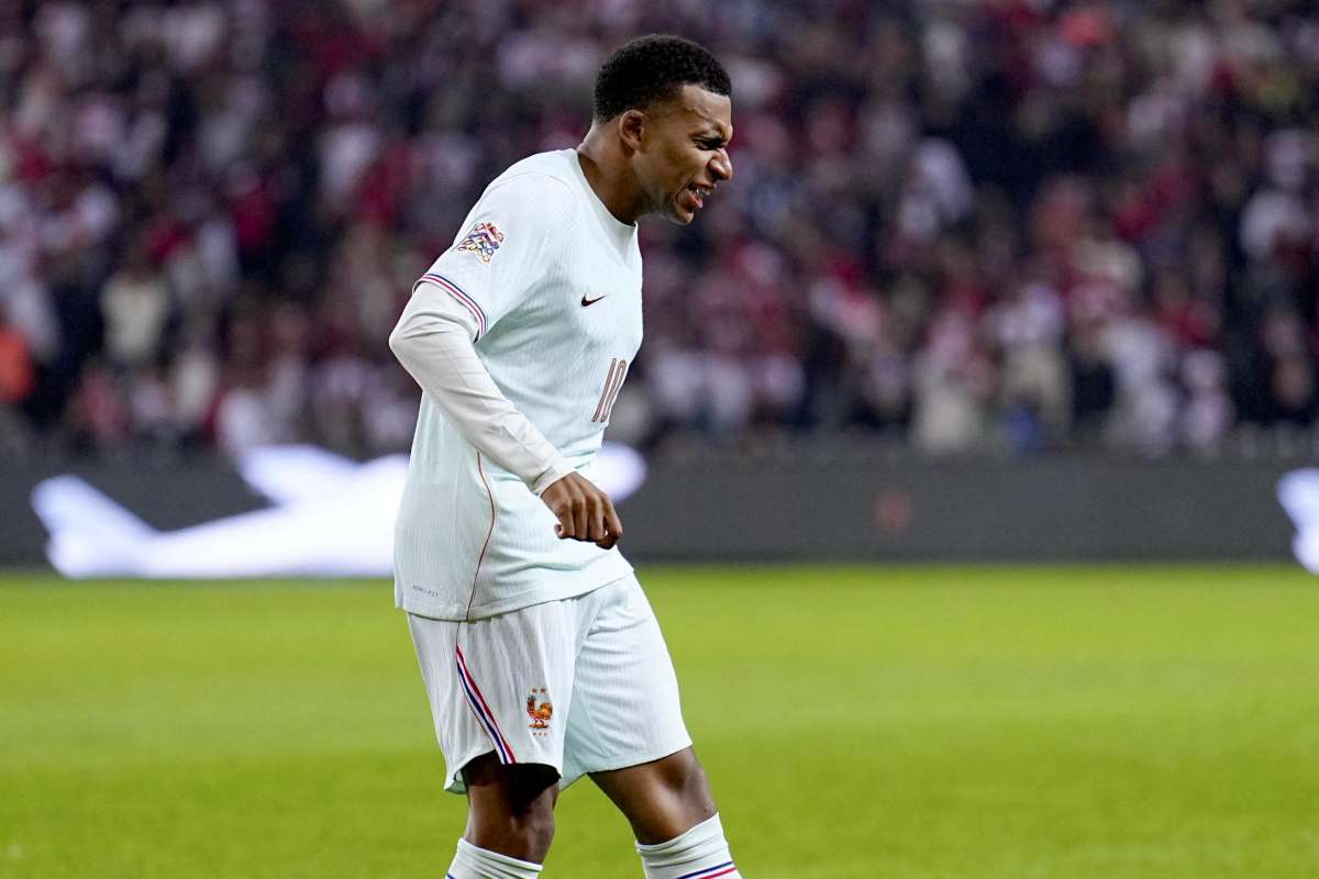 Mbappé dolorante dopo l'infortunio