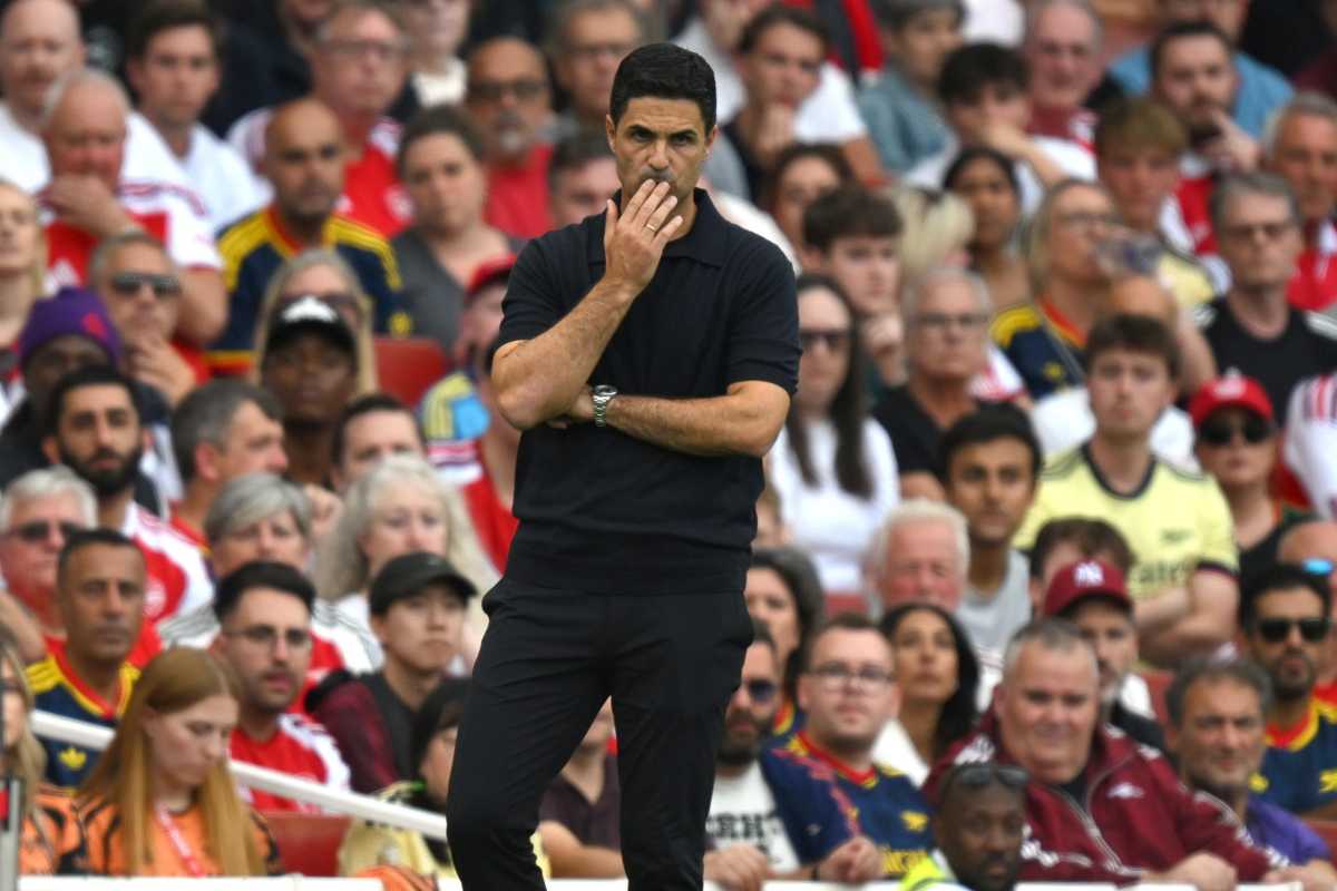 Mikel Arteta preoccupato a bordo campo