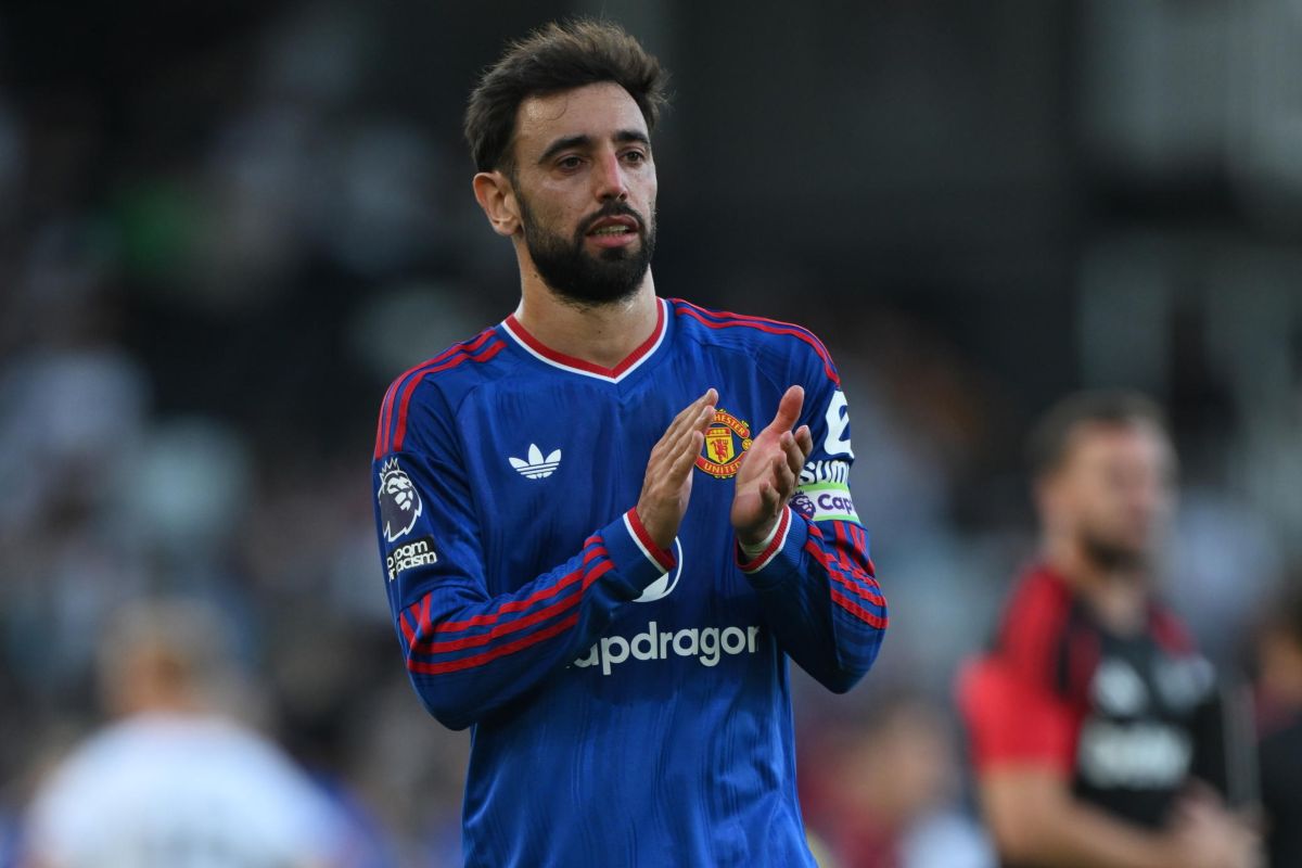 Bruno Fernandes applaude i tifosi dello United
