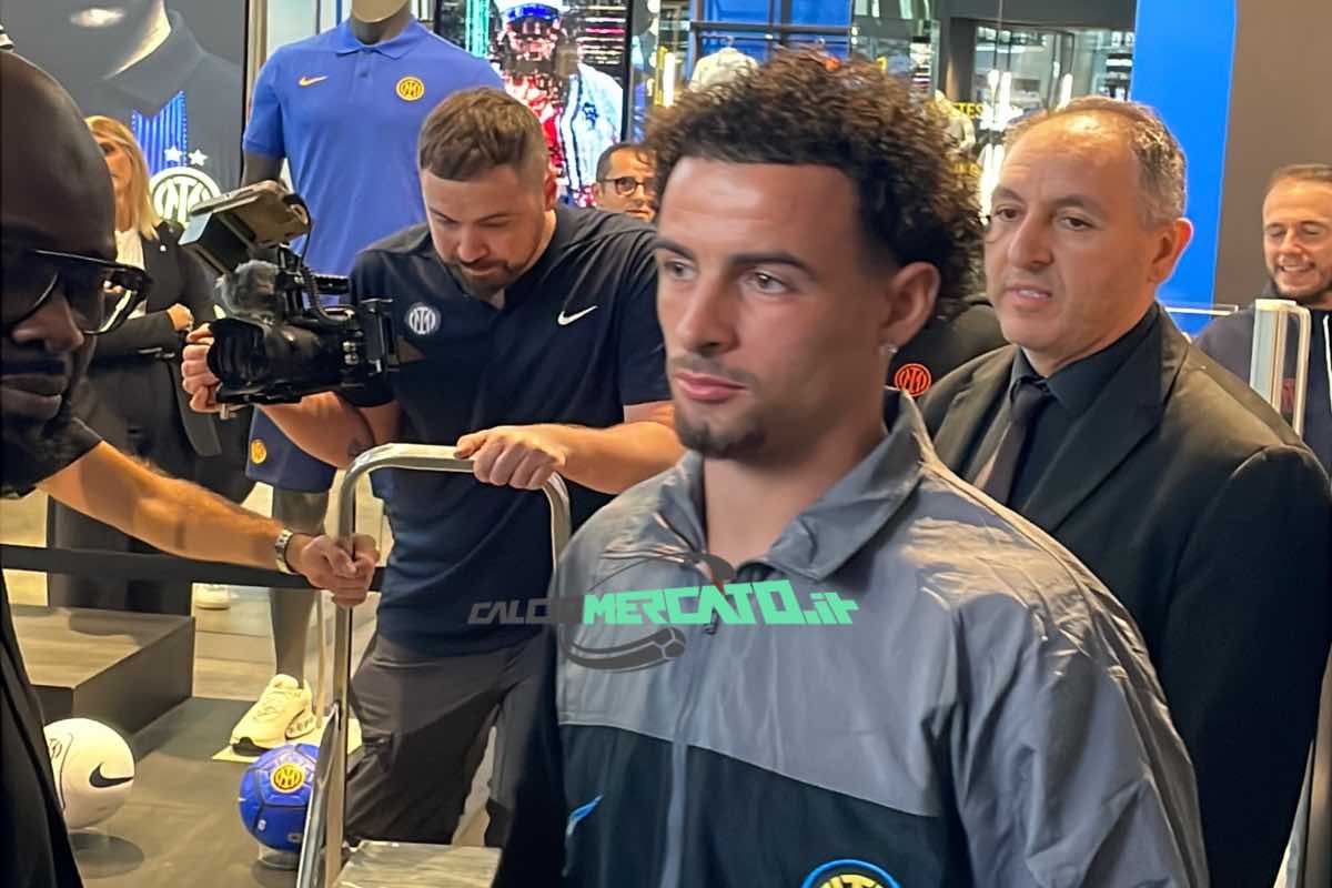 Curtis Jones all'Inter Store