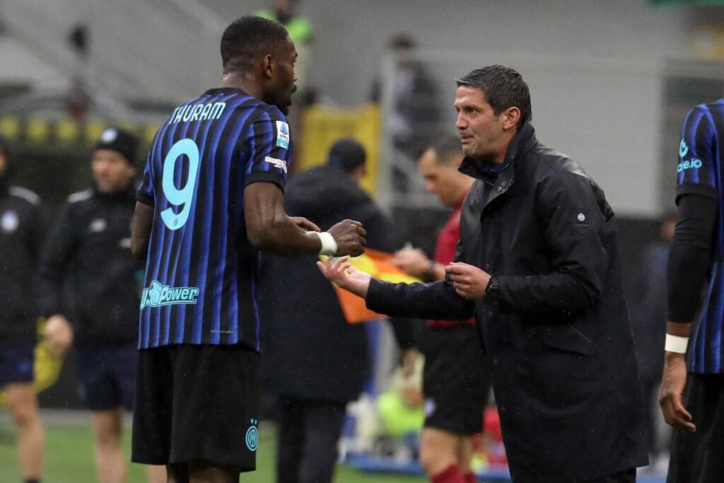 Chivu dà indicazioni a Thuram