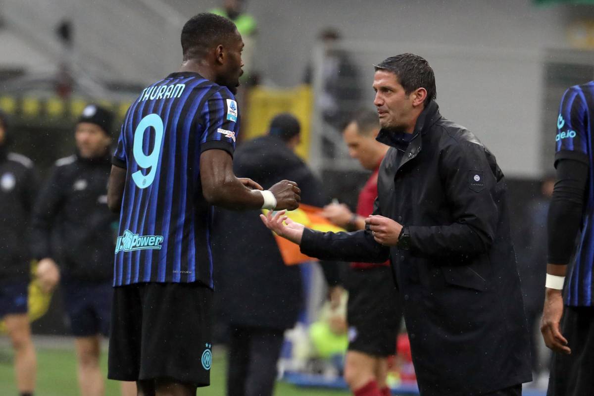 Chivu dà indicazioni a Thuram