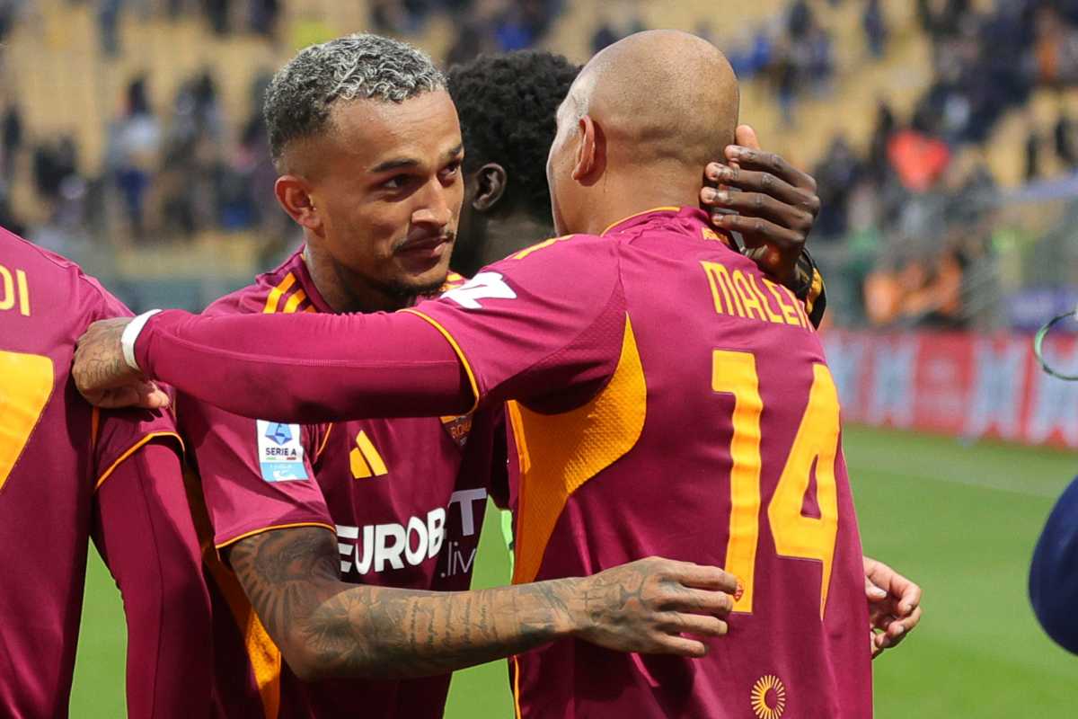 Wesley e Malen si abbracciano dopo un gol